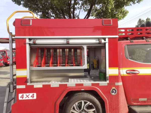 東風(fēng)銳騏雙排四驅(qū)器材消防車(4×4)